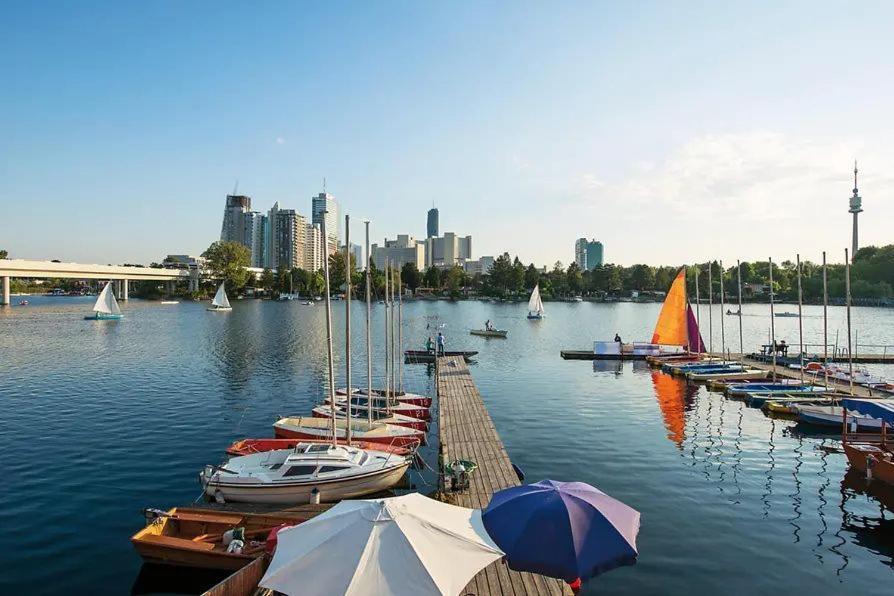 Family Deluxe A Stone Throw From The City Centre And Danube Viena Exterior foto